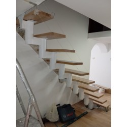 Scară metalică interioară pentru spațiu îngust cu trepte din lemn A-31
